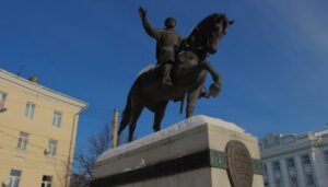 Советская площадь - памятник М. Тверскому